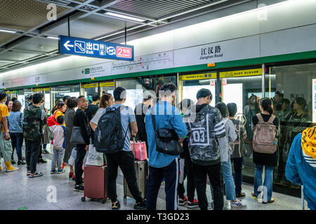 6 aprile 2019, Wuhan Hubei Cina : il popolo cinese in attesa per la metropolitana in una stazione di metropolitana sulla linea 6 della metropolitana di Wuhan in Cina Foto Stock