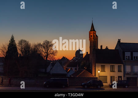 Bruges nel buio. Notte cityscape di Bruges città con San Sebastian's arcieri Guild torre e il Convento inglese silhouettes dome. Foto Stock