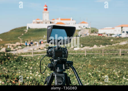 Il Portogallo, Sintra, 26 Giugno 2018: un close-up telecamera per una foto o una videocamera per registrare video da Nikon. Più avanti si trova il faro di Capo Roca Foto Stock