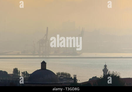 Vista del cantiere nella nebbia mattutina sul lato Asiatico di Istanbul. Foto Stock