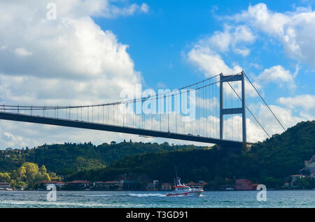 Parte di un cavo-alloggiato ponte sul Bosforo nel pomeriggio. Fatih Sultan Mehmet ad Istanbul in Turchia. Costruito nel 1988 e collegare l'Europa Foto Stock