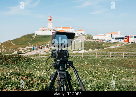 Il Portogallo, Sintra, 26 Giugno 2018: un close-up telecamera per una foto o una videocamera per registrare video da Nikon. Più avanti si trova il faro di Capo Roca Foto Stock