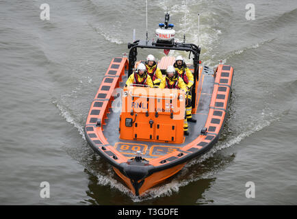 Londra, Regno Unito. 7 Aprile, 2019. La barca annuale gara tra Oxford e Cambridge University con gli equipaggi RNLI scialuppa di salvataggio di pattugliamento per il corso. Foto Stock