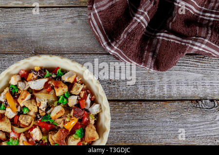 Fresca torta fatta in casa di carne di pollo di verdure e torta ingridients sul legno servita tabella Foto Stock