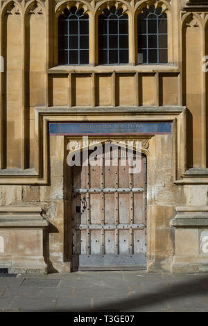 Una bella porta in legno di quercia per la Libreria di Bodleian nelle vecchie scuole del quadrangolo, Oxford Foto Stock