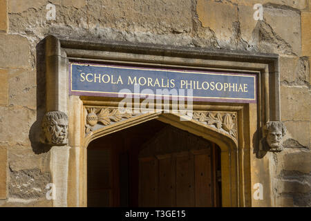 L iscrizione al di sopra di una porta per la Libreria di Bodleian, Oxford 'Schola Moralis Philosophiae' nelle vecchie scuole del quadrangolo Foto Stock