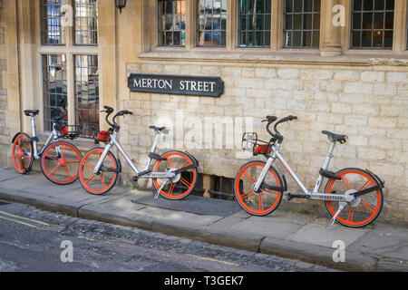 Mobike biciclette a noleggio in Merton Street, Oxford Foto Stock