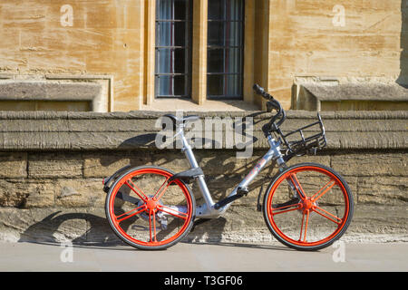 Mobike biciclette a noleggio in Merton Street, Oxford Foto Stock