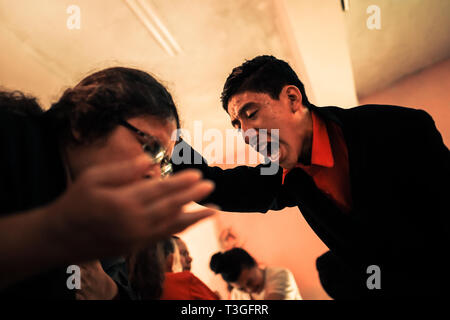 Un cristiano seguace, un membro di un locale di culto religioso, urla durante la exctasy religiosa in una chiesa domestica in San Salvador El Salvador. Foto Stock