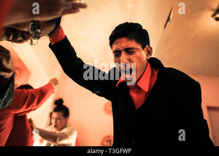 Un cristiano seguace, un membro di un locale di culto religioso, urla durante la exctasy religiosa in una chiesa domestica in San Salvador El Salvador. Foto Stock