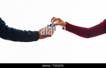 Giovane donna prendendo sigaretta dal Pack.Addicted presa femmina sigaretta dal Pack su sfondo bianco.Il fumo concetto. Foto Stock