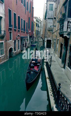 Gondola vuota parcheggiata in un piccolo canale di Venezia Italia - Ottobre 1998 Foto Stock