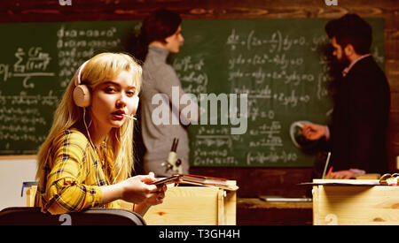 Lo studente ha bisogno di sicuro ambiente di apprendimento. Professionista esperto che insegna un gruppo di studenti. Insegnamento lezioni private è una delle migliori opzioni per Foto Stock