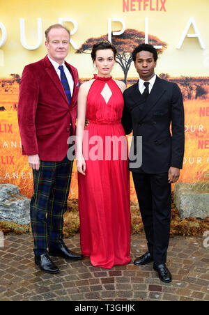 Alastair Petrie, Emma Mackey e Kedar Williams-Stirling frequentando il global premiere di Netflix è il nostro pianeta, tenutosi presso il Museo di Storia Naturale di Londra. Foto Stock