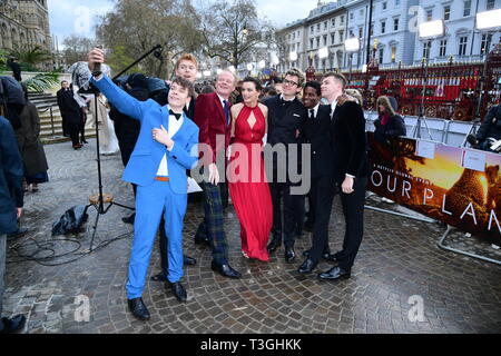 Alastair Petrie, Emma Mackey e Kedar Williams-Stirling frequentando il global premiere di Netflix è il nostro pianeta, tenutosi presso il Museo di Storia Naturale di Londra. Foto Stock