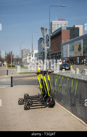 Varsavia, Polonia, 03 aprile 2019. Parcheggiato scooter elettrici. Una nuova alternativa nel settore del trasporto pubblico e di biciclette. Foto Stock