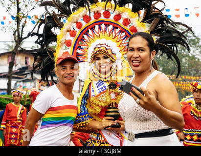 Cebu City , Filippine - 20 Gennaio 2019: gli spettatori vengono fotografate con un potenziale regina di Sinulog. Il Sinulog è un annuale religiou colorati Foto Stock