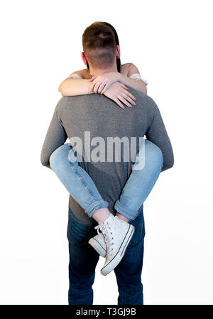 Recentemente impegnato Caucasian giovane abbracciando romanticamente abbracciando in queste immagini da sogno tutti gli isolati su sfondo bianco. La femmina ha lunghi capelli neri Foto Stock