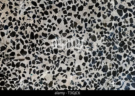 Abstract background. In cemento bianco con pavimento in marmo nero con chip di pietra. Superficie levigata liscia. Foto Stock