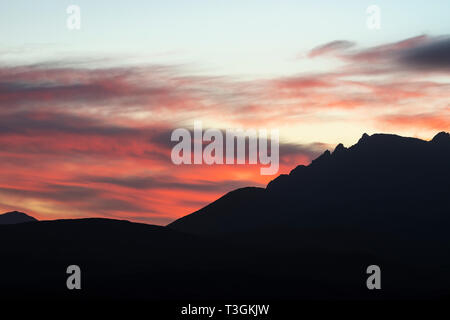 Alba sul Loch Harport e il Cuillin Hills sull isola di Skye, regione delle Highlands, Scotland, Regno Unito Foto Stock