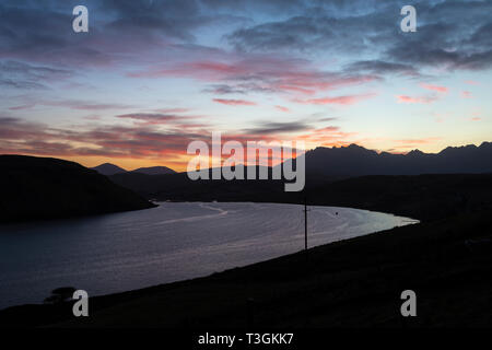 Alba sul Loch Harport e il Cuillin Hills sull isola di Skye, regione delle Highlands, Scotland, Regno Unito Foto Stock