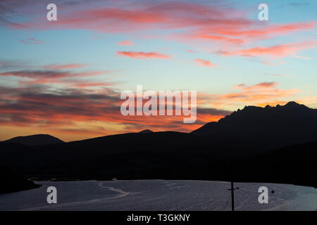 Alba sul Loch Harport e il Cuillin Hills sull isola di Skye, regione delle Highlands, Scotland, Regno Unito Foto Stock