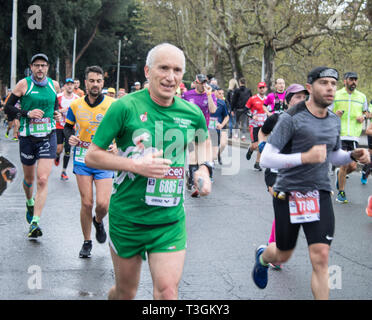 Roma, Italia. 07 apr, 2019. All'inizio del XXV MARATONA DI ROMA, 10.000 corridori partecipanti. Dopo appena due ore la testa della gara era già avvicinando al traguardo. I keniani sono i vincitori, imbattibile per molti anni ora. Sotto una pioggia battente, le guide non si lasciarono intimorire, partecipando a uno dei più suggestivi maratone nel mondo tra le bellezze della Roma antica. Migliaia hanno partecipato anche i non competitivi a 5 km di gara. Credit: Elisa Bianchini/Pacific Press/Alamy Live News Foto Stock