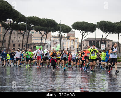 Roma, Italia. 07 apr, 2019. All'inizio del XXV MARATONA DI ROMA, 10.000 corridori partecipanti. Dopo appena due ore la testa della gara era già avvicinando al traguardo. I keniani sono i vincitori, imbattibile per molti anni ora. Sotto una pioggia battente, le guide non si lasciarono intimorire, partecipando a uno dei più suggestivi maratone nel mondo tra le bellezze della Roma antica. Migliaia hanno partecipato anche i non competitivi a 5 km di gara. Credit: Elisa Bianchini/Pacific Press/Alamy Live News Foto Stock