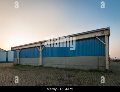 Immagine esterna di un blu e il vecchio municipio di storage in un'area industriale Foto Stock