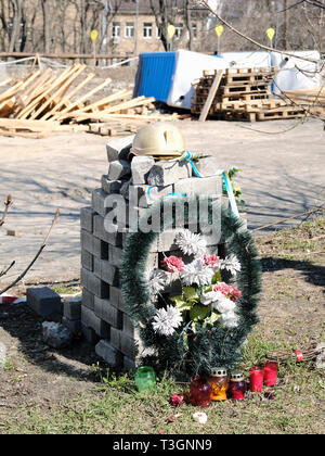 Monumento realizzato localmente per commemorare le vittime delle proteste a Maidan Nezalezhnosti (Piazza Maidan) nel centro di Kiev, 2019. A seguito delle sommosse del 20 Foto Stock