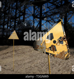Avviso radiazioni nella zona di esclusione di Chernobyl in Ucraina, Aprile 2019 Foto Stock