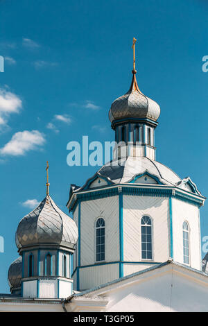 Dovsk, Regione di Gomel, Bielorussia. Veduta della chiesa di intercessione della Santa Vergine nella primavera del giorno di sole. Foto Stock