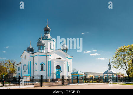 Dovsk, Regione di Gomel, Bielorussia. Veduta della chiesa di intercessione della Santa Vergine nella primavera del giorno di sole. Foto Stock