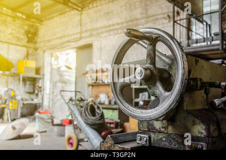 Manopola di regolazione su un tornio vintage in officina di un fabbro Foto Stock