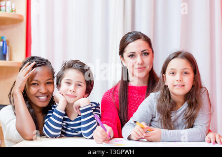 Tutore con bambini sorridenti Foto Stock