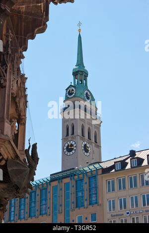 Torre dell'orologio della vecchia San Pietro Chiesa di Monaco di Baviera, Germania Foto Stock
