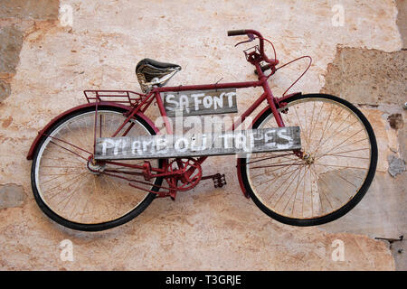 Bicicletta su parete, Santanyi, Mallorca Foto Stock