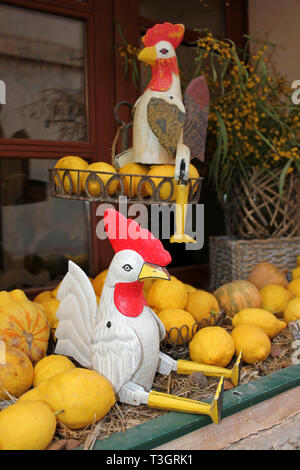 Polli decorative e i limoni nella finestra di Sa Botiga Ristorante, Santanyi, Mallorca Foto Stock