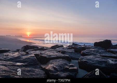 La spiaggia di Cape May, New Jersey e una drammatica sunrise. Foto Stock