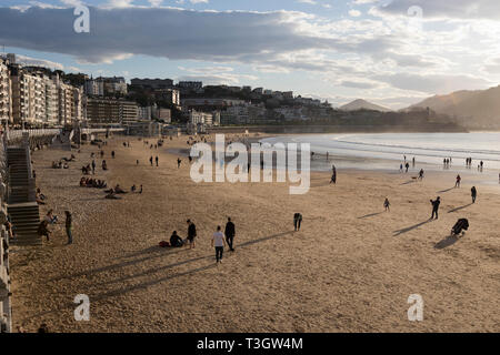 Pomeriggio di sole in spiaggia Concha (San Sebastián, Spagna). Foto Stock