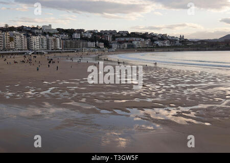 La bassa marea la spiaggia della Concha (San Sebastián, Spagna). Foto Stock