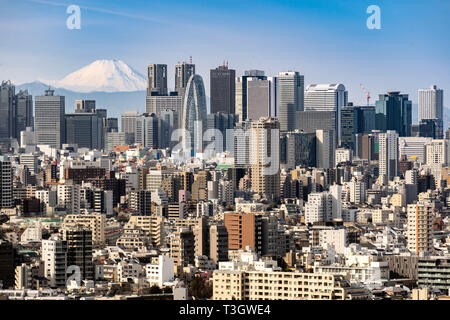 Monte Fuji con Tokyo dall'alto e grattacieli edifici di Shinjuku a Tokyo. Preso da Tokyo Bunkyo civic center observatory sky desk. Foto Stock