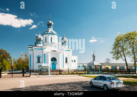 Dovsk, Regione di Gomel, Bielorussia. Veduta della chiesa di intercessione della Santa Vergine nella primavera del giorno di sole. Foto Stock