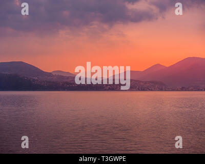 Immagine di colorato tramonto sul lago Maggiore in Italia Foto Stock