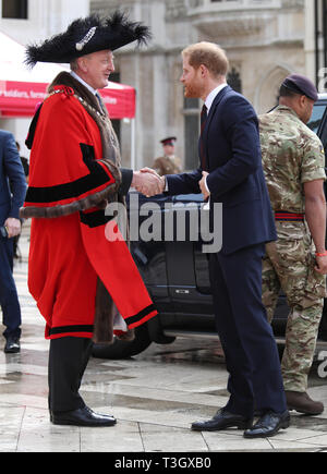 Il Duca di Sussex viene accolto dal Sindaco di Londra Peter Estlin come arriva a frequentare il sindaco del grande Curry Pranzo al Guildhall a Londra. Foto Stock