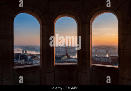 Budapest, il Parlamento vista attraverso il Bastione dei Pescatori, Ungheria Foto Stock