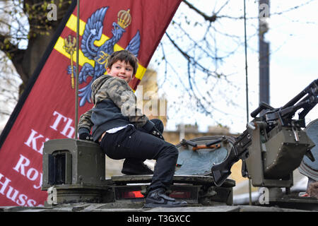 Un giovane ragazzo Hugo esplora il Challenger 2 serbatoio visualizzata all'esterno dell'Esercito Nazionale Museo in Royal Hospital Road, a Chelsea, Londra. Foto Stock