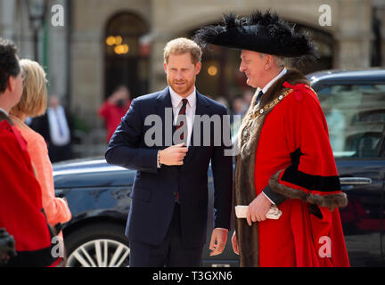 Il Duca di Sussex è accolto da Pietro Estlin, il Sindaco della città di Londra come egli arriva per il Sindaco del grande Curry Pranzo al Guildhall a Londra. Foto Stock