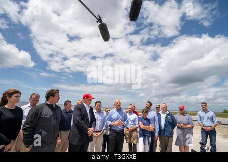 Il senatore statunitense Rick Scott di Florida, centro, risposte a domande come presidente Donald Trump, destra, guarda su durante una visita al lago Okeechobee e Herbert Hoover diga Marzo 29, 2019 in Canal punto, Florida. Il Herbert Hoover diga è un 143-miglio diga di terracotta che circonda il lago Okeechobee e attualmente sotto un massiccio rinnovamento e riparare il progetto. Foto Stock