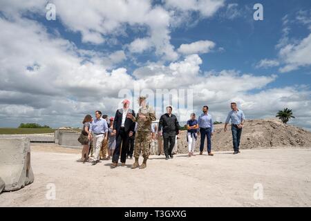 U.S presidente Donald Trump tours la Herbert Hoover diga durante una visita al lago Okeechobee con Florida Gov. Ron DeSantis, Sen. Marco Rubio, e Sen. Rick Scott Marzo 29, 2019 in Canal punto, Florida. Il Herbert Hoover diga è un 143-miglio diga di terracotta che circonda il lago Okeechobee e attualmente sotto un massiccio rinnovamento e riparare il progetto. Foto Stock